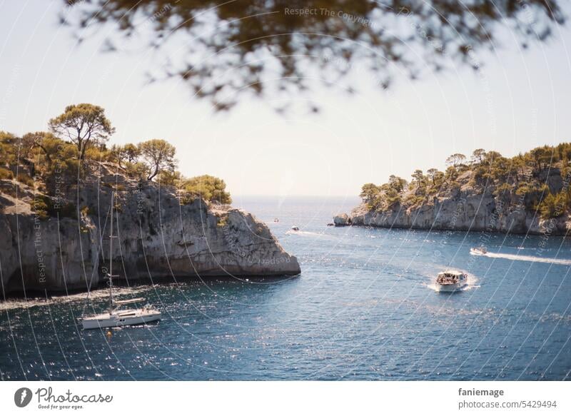 Kalkfelsen der Presqu'-Île von Cassis mit Booten Presqu'-Île Cassis südfrankreich Calanques Pinien Cote d'Azur Frankreich mediterran Wasser Mittelmeer Stiefel