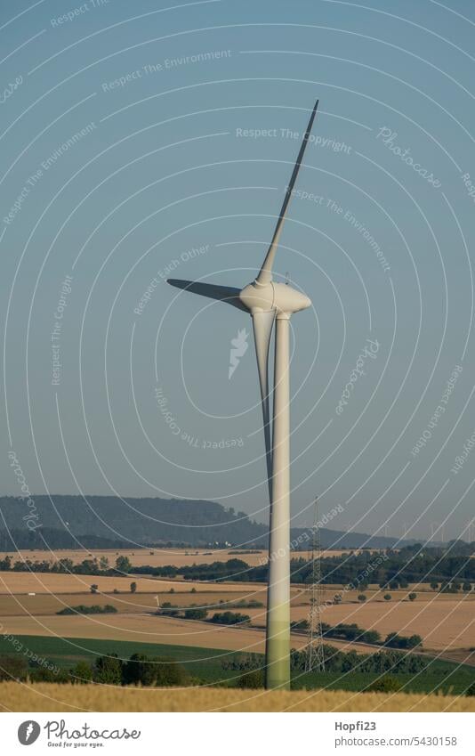 Windrad auf einem Feld Windkraftanlage Himmel Energiewirtschaft Elektrizität Erneuerbare Energie umweltfreundlich Umweltschutz ökologisch alternativ