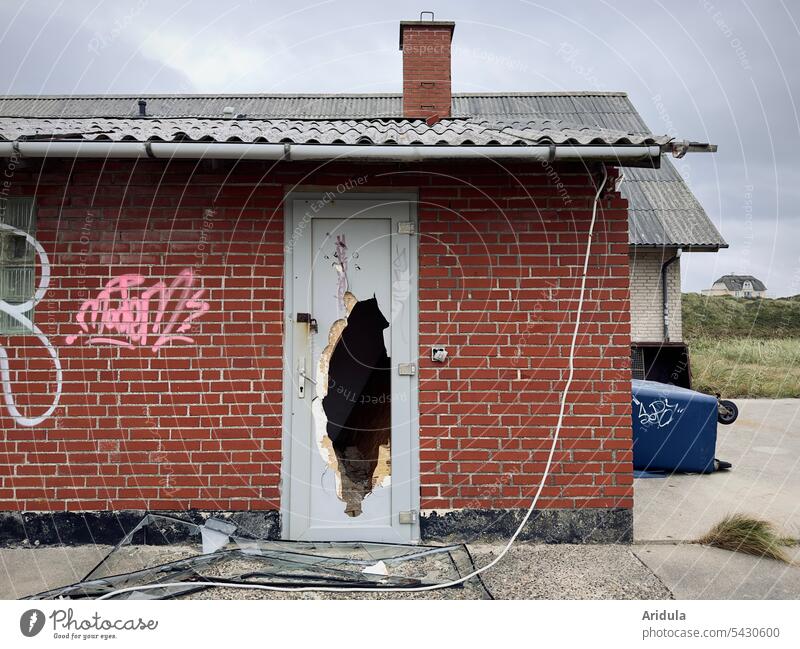 Auch Löcher halten nicht ewig | … Auf jeden Fall halten Türen nicht ewig … Haus Vandalismus Graffiti Zerstörung Loch kaputt verlassen Gebäude lost places