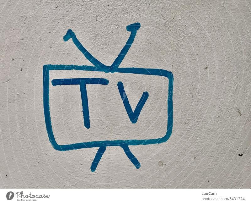 typisch deutsch| am Abend in die Röhre schauen TV TV-Gerät Fernseher Fernsehgerät Fernsehempfang Fernsehen Empfang fernsehgucken in die Glotze schauen