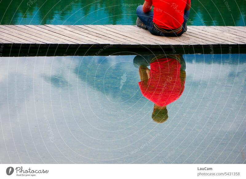 Die Seele baumeln lassen Mann ausruhen auftanken meditieren Steg Spiegelung Reflexion ruhig Seeoberfläche Spiegelung im Wasser Spiegelung im See zu sich kommen