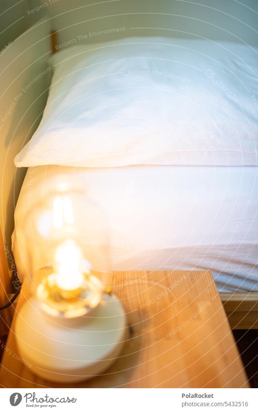 #A0# Bettlampe Hotelzimmer Erholung Bettdecke weiß Menschenleer Licht Raum Schlafzimmer Lampe Nachttisch Bettwäsche schlafen Farbfoto Innenaufnahme