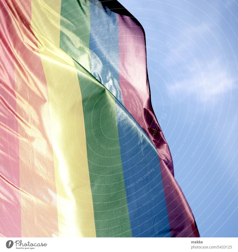 Ein Regenbogen in seidenem Gewand Regenbogenfarben Fahne Toleranz Vielfalt Gleichstellung Homosexualität Selbstbestimmungsgesetz Freiheit Symbole & Metaphern