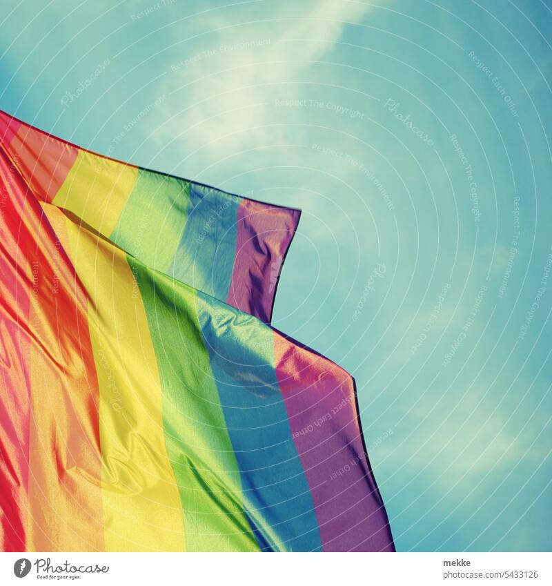Ein Regenbogen in trockenem Sonnenschein Regenbogenfarben Fahne Toleranz Gleichheit Vielfalt Gleichstellung Homosexualität Selbstbestimmungsgesetz Freiheit