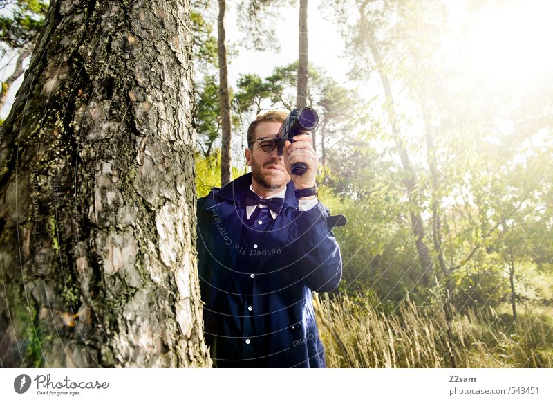 8mm Auf der Lauer! Lifestyle elegant Stil maskulin Junger Mann Jugendliche 18-30 Jahre Erwachsene Herbst Baum Sträucher Wiese Wald Trenchcoat Hemd Fliege Brille