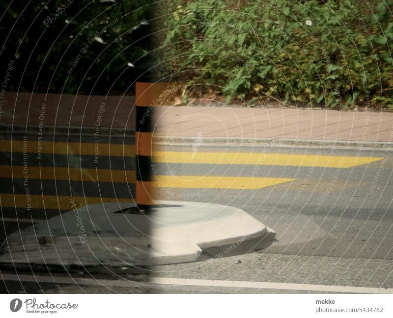 Parallelwelt | Ein halber Poller Straße Verkehr Schilder & Markierungen Verkehrswege Verkehrszeichen Straßenverkehr Sicherheit Hinweisschild Verkehrsschild