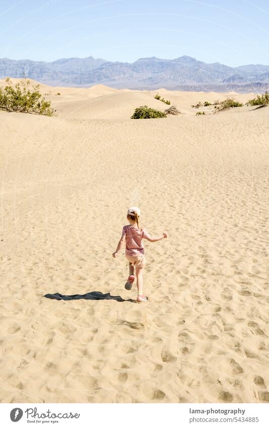 Mesquite Flat Sand Dunes Mesquite Flats Death Valley National Park Wüste USA Hitze Kind rennen Spielen spass reisen Ausflug Urlaub Abenteuer Trockenheit