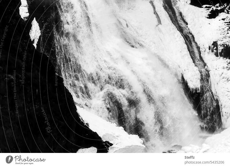 Wasserfallausschnitt im Tal von Jökuldalur auf Island Wasserfall Rjúkandi schön spektakulär Kaskade Wasserkaskade Naturkraft Kraft nordisch Urkraft Urgewalt