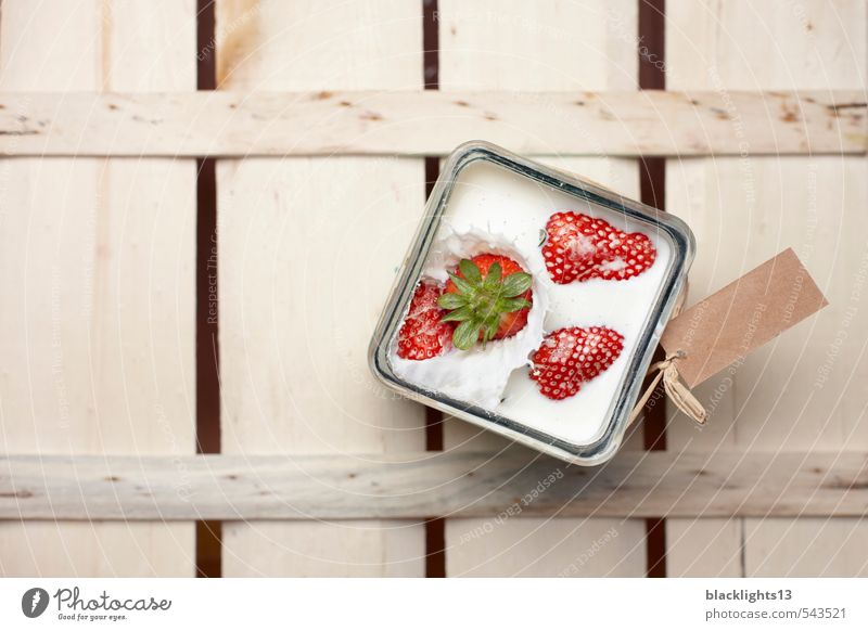 Erdbeere Erdbeeren spritzen Aktion Bewegung Frucht Produkt Bioprodukte Dessert Beeren Diät süß Sahne weiß Glas label Kollision Dynamik Erfrischung Ernährung