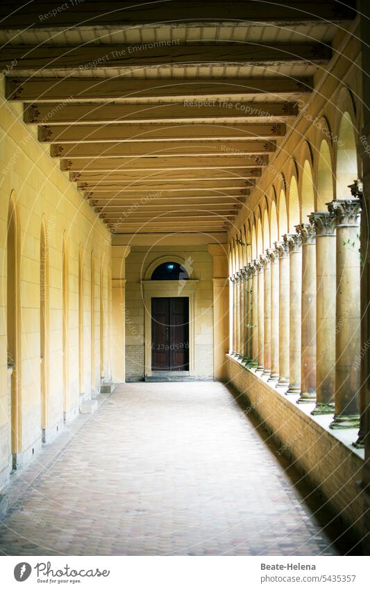 Säulengang Kühle Schatten historisch Architektur Bauwerk Fassade Ferien & Urlaub & Reisen Sehenswürdigkeit alt Außenaufnahme Flucht