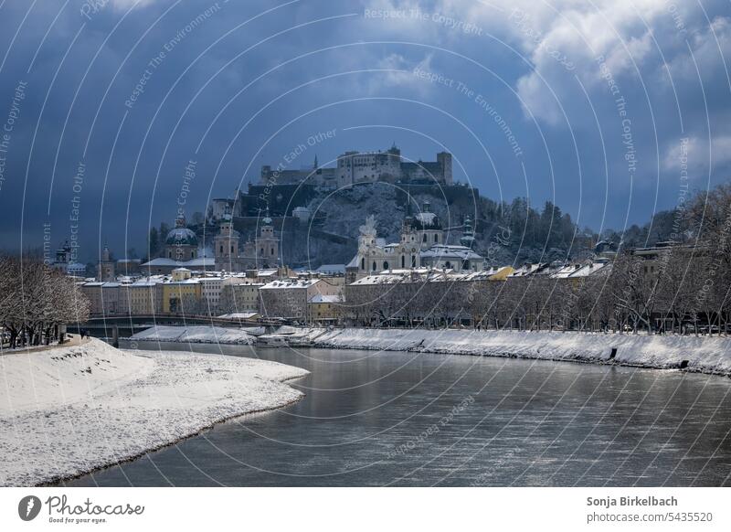 Salzburg im Winter - die Festung unter dramatischen Wolken Österreich Mozart Jedermann Festspiele Salzburger Festspiele Salzburger Land Landschaft Natur Alpen