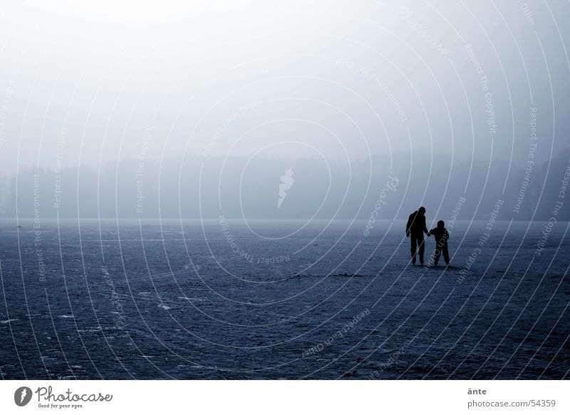 Eiszeit See Freundschaft gefroren ruhig flach Spaziergang Kind Vater führen blenden Einsamkeit verloren Schlittschuhlaufen Ödland Niveau horizontal wellenlos