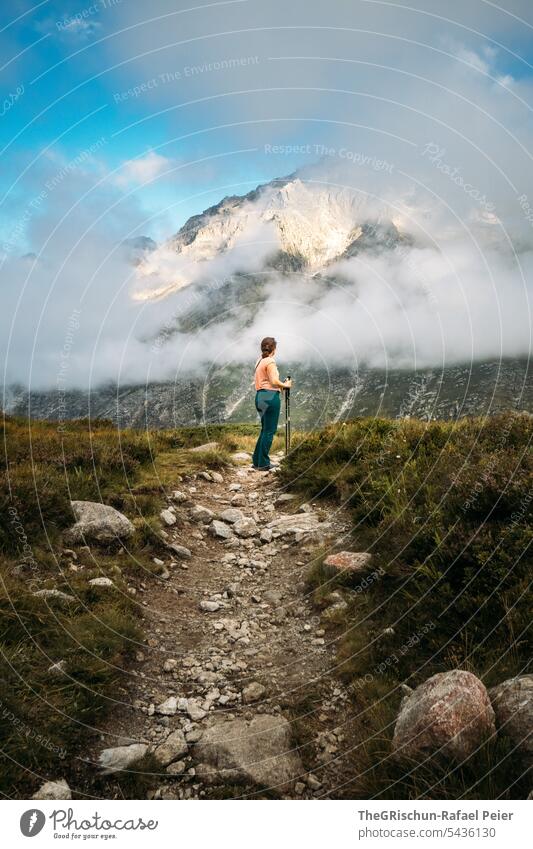 Frau auf Pfad vor Berg wandern laufen Schweiz Tourismus Berge u. Gebirge Landschaft Alpen Natur Farbfoto Aussicht Außenaufnahme Wolken türkis Wanderstöcke Wiese