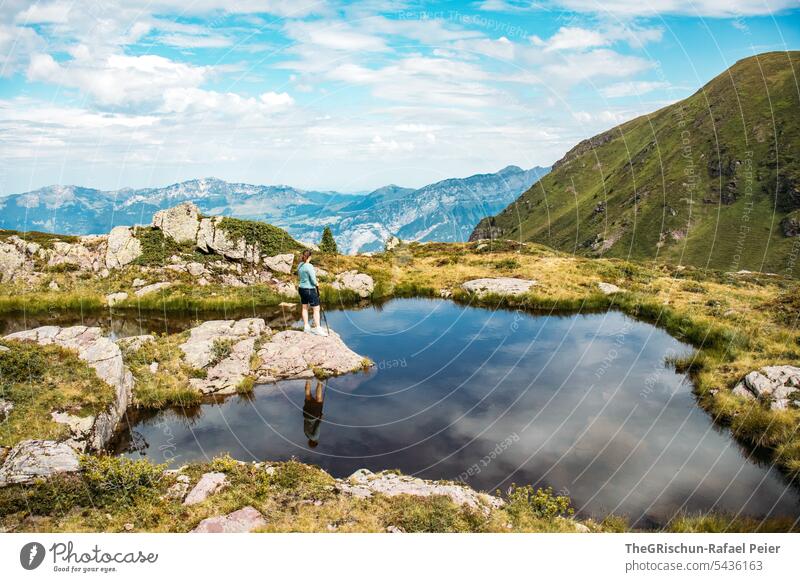 Frau am See mit Spiegelung im Wasser Bergsee Berge u. Gebirge Natur Landschaft Außenaufnahme Farbfoto Ferien & Urlaub & Reisen Reflexion & Spiegelung Wolken