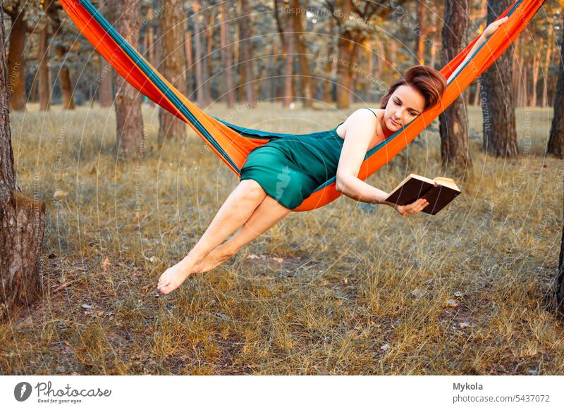 Junge hispanische Frau liest ein Buch in der Hängematte im Wald Person Katze Feiertag genießen Paradies sich[Akk] entspannen Erholung Lügen jung Freizeit