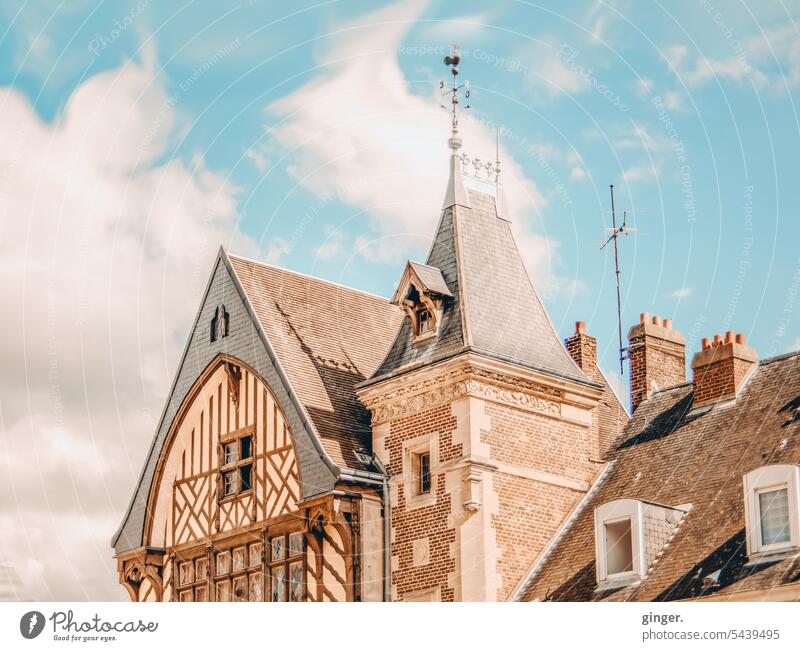 Altes Haus (Ausschnitt) in Amiens alt Himmel Gebäude Architektur Außenaufnahme Menschenleer Fassade Farbfoto Bauwerk historisch Wand Altbau Fenster