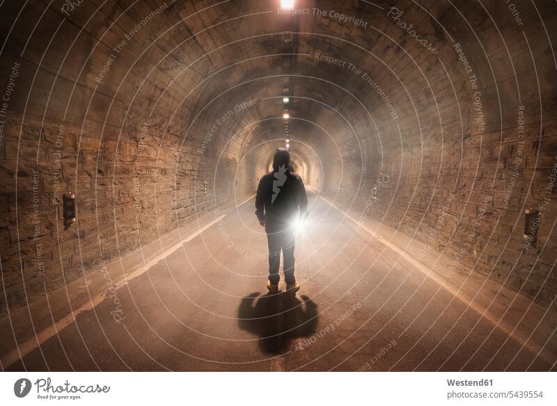 Spanien, Huesca, junger Mann erkundet einen dunklen Tunnel Rätselhaft Geheimnisvoll mysteriös Wundersam Gefahr gefaehrlich Gefahren gefährlich Straße Strassen