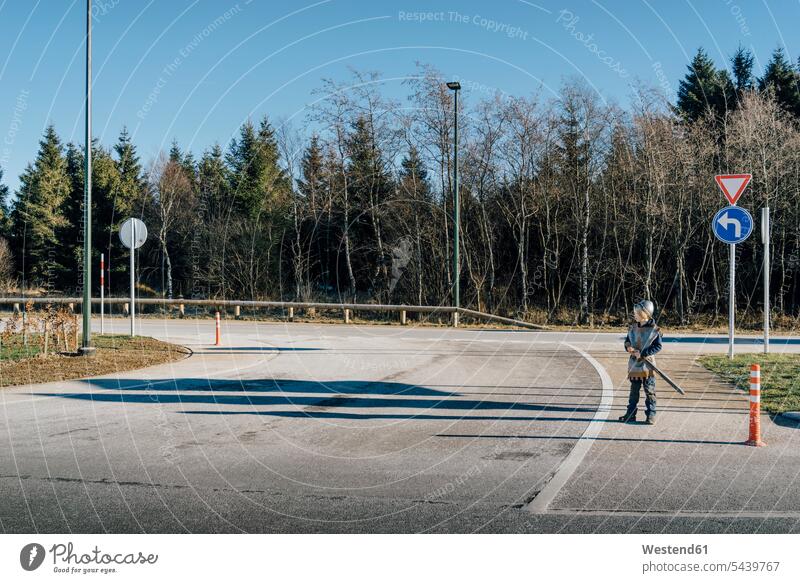 Kleiner Junge im Ritterkostüm am Straßenrand stehend Buben Knabe Jungen Knaben männlich spielen Kind Kinder Kids Mensch Menschen Leute People Personen Symbol