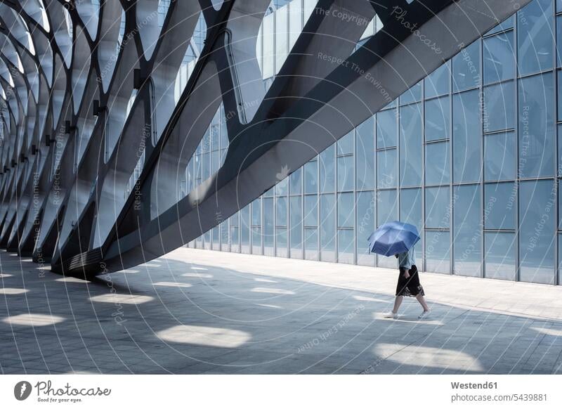 China, Shenzhen, moderne Architektur und gehende Frau Schutz geschützt schützen Gebäude Fußgängerin Passantin Fußgängerinnen Passantinnen Fussgaengerin