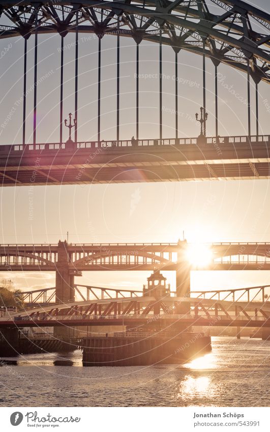 Newcastle upon Tyne II Großbritannien England Stadt Lebensfreude ästhetisch Brücke Brückenkonstruktion Stahlbrücke Fluss Sonnenlicht Sonnenstrahlen verträumt