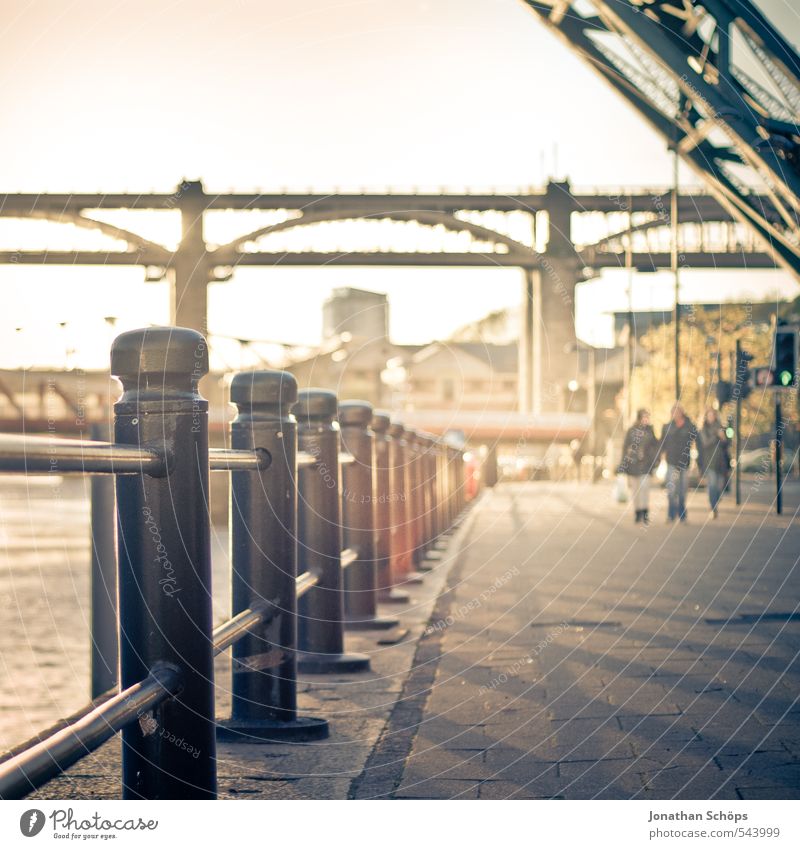 Newcastle upon Tyne IV Großbritannien England Stadt Lebensfreude ästhetisch Brücke Brückenkonstruktion Stahlbrücke Fluss Sonnenlicht Sonnenstrahlen verträumt