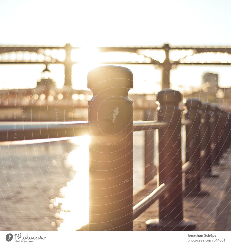 Newcastle upon Tyne V Großbritannien England Stadt Lebensfreude ästhetisch Brücke Brückenkonstruktion Stahlbrücke Fluss Sonnenlicht Sonnenstrahlen verträumt