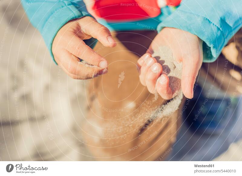 Deutschland, Mecklenburg-Vorpommern, Rügen, Junge am Strand mit Sand in der Hand Europäer Kaukasier kaukasisch Europäisch Ostsee Ferien Entspannung relaxen