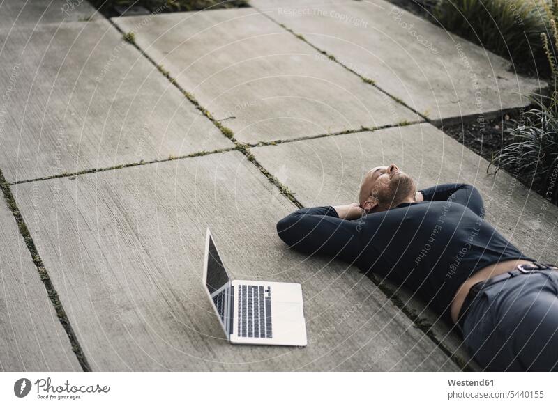 Mann mit Laptop macht eine Pause Leute Menschen People Person Personen Europäisch Kaukasier kaukasisch 1 Ein ein Mensch nur eine Person single erwachsen