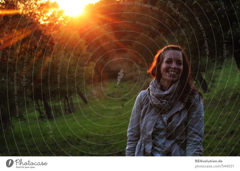 Junge Frau lacht in der Abendsonne feminin Jugendliche Erwachsene 1 Mensch 18-30 Jahre Umwelt Natur Pflanze Sonne Sonnenaufgang Sonnenuntergang Sonnenlicht