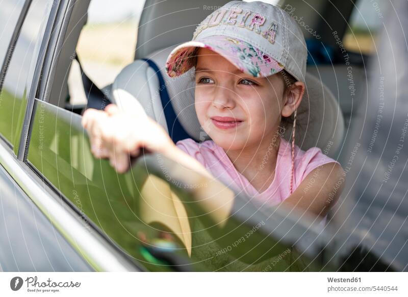 Mädchen sitzt im Auto und schaut aus dem Fenster weiblich Wagen PKWs Automobil Autos aus dem Fenster sehen durchs Fenster schauen aus dem Fenster schauen