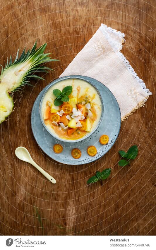 Smoothie Schale mit Ananas, Papaya und Kumquats Frühstück frühstücken Papayas Carica papaya Smoothie Bowl Smoothie Bowls Smoothiebowls Küchenkraut