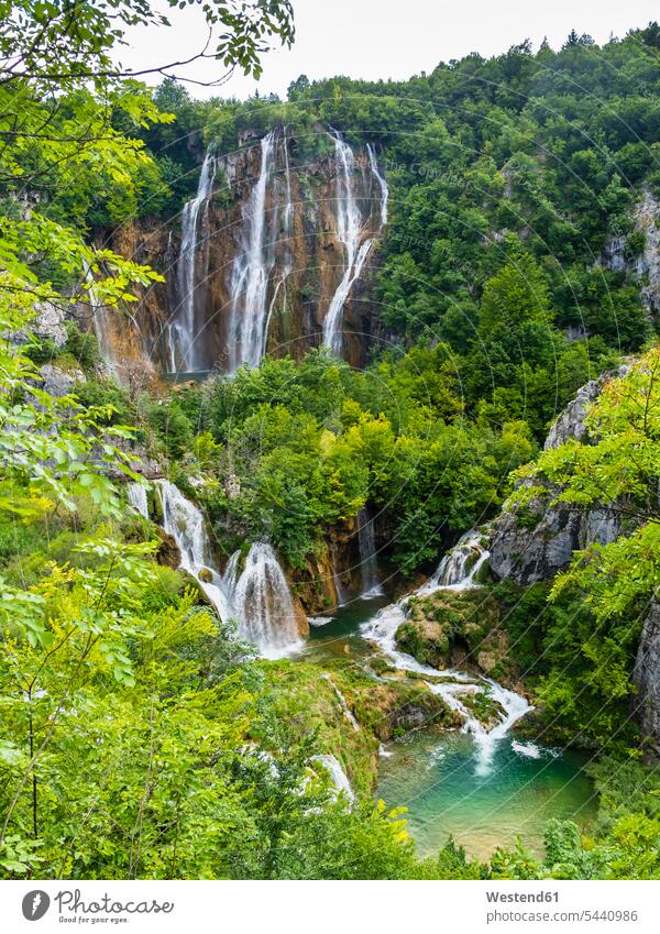 Kroatien, Lika-Senj, Osredak, Nationalpark Plitvicer Seen, Wasserfall Nationalparks Baum Bäume Baeume Landschaft Landschaften Reiseziel Reiseziele Urlaubsziel