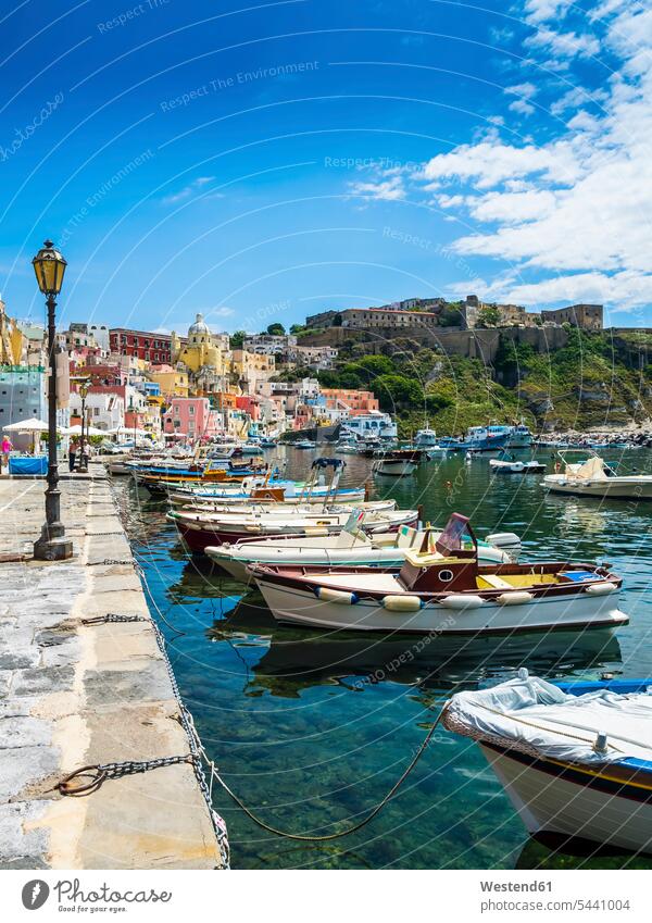 Italien, Kampanien, Golf von Neapel, Phlegräische Inseln, Insel Procida, Hafen, Marina di Corricella, ehemaliges Gefängnis auf dem Berg Uferpromenade