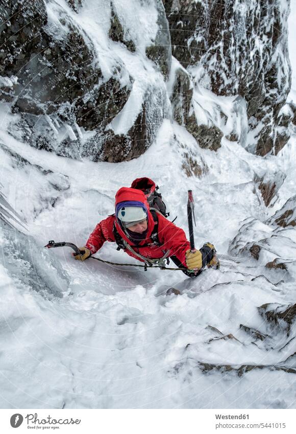 Schottland, Anoach Mor, Man Eisklettern im Winter Europäer Kaukasier Europäisch kaukasisch Ice Kletterer winterlich Winterzeit eine Person single 1 ein Mensch