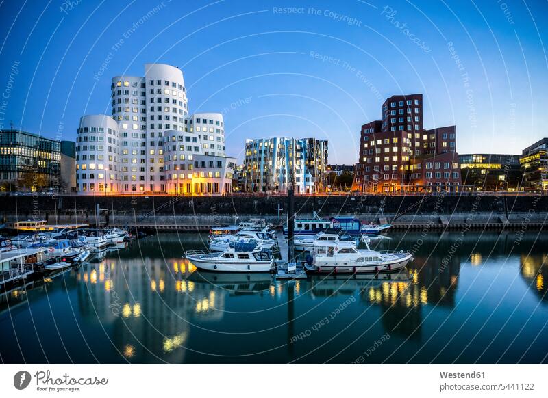 Deutschland, Düsseldorf, Medienhafen beleuchtet Beleuchtung Reiseziel Reiseziele Urlaubsziel Gehry-Bauten Bauwerk Gebäude Bauwerke Boot Boote Duesseldorf