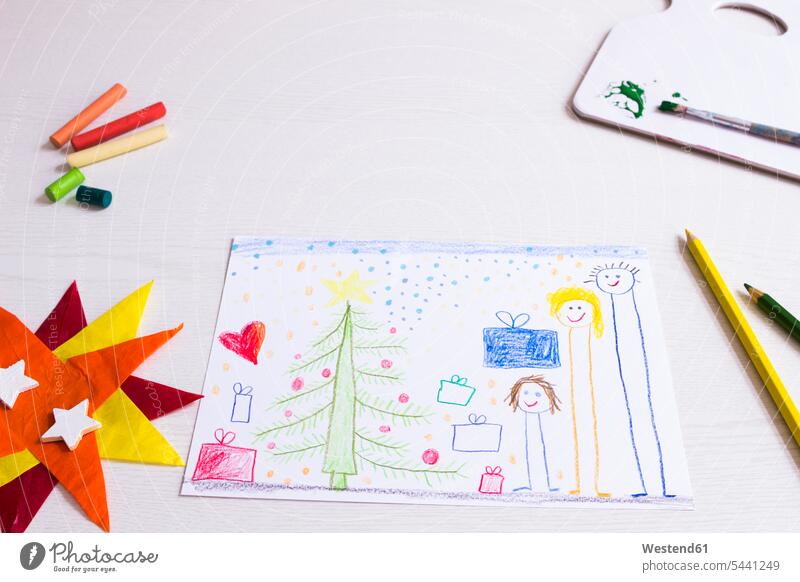 Kinderzeichnung einer glücklichen Familie zu Weihnachten Vater Papas Väter Vati Vatis Papis Kindliche Darstellung kindlich Geschenk schenken Gabe Aufmerksamkeit