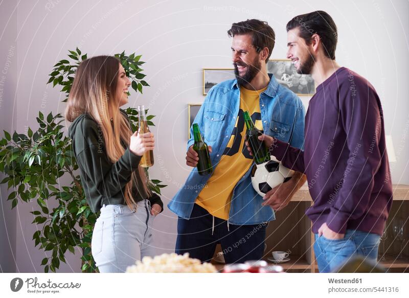 Lachende Freunde beim geselligen Beisammensein mit Bier und Snacks unterhalten lachen Imbiss Zwischenmahlzeit Alkohol Alkoholische Getraenke