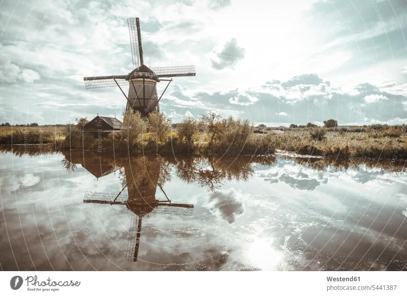 Niederlande, Kinderdijk, Windmühle Kinderdijk Wolke Wolken Wasserspiegelung Wasserspiegelungen Natur Außenaufnahme draußen im Freien Architektur Baukunst