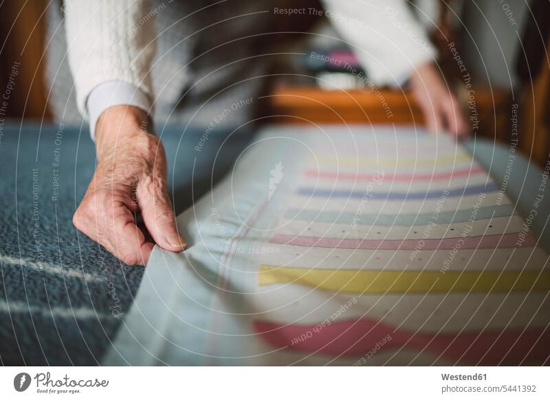Ältere Frau legt frische Laken auf ein Bett Decke Decken das Bett machen Bett beziehen ordentlich alt alte altes alter Betten weiblich Frauen Seniorin älter