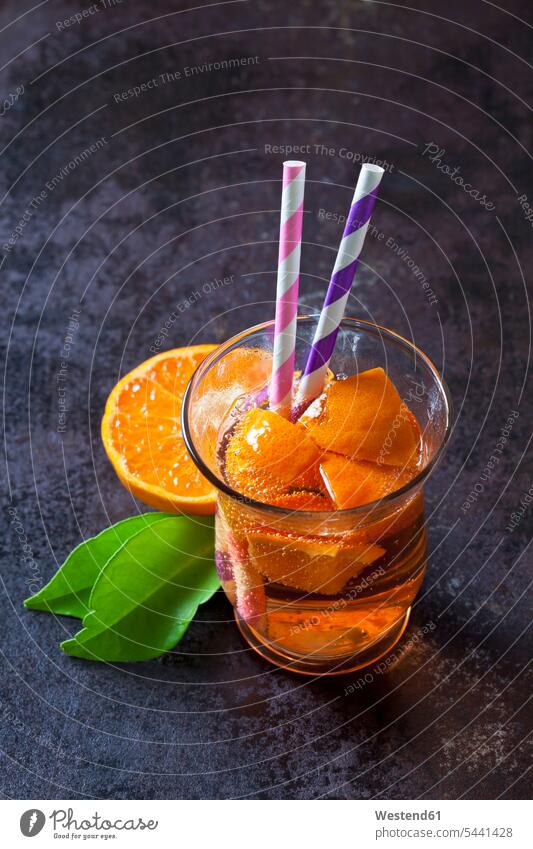 Fruchtschorle von Mandarinen im Glas mit Trinkhalmen Draufsicht Vogelperspektive von oben Aufsicht Schorle Erfrischung erfrischen erfrischend Strohhalm