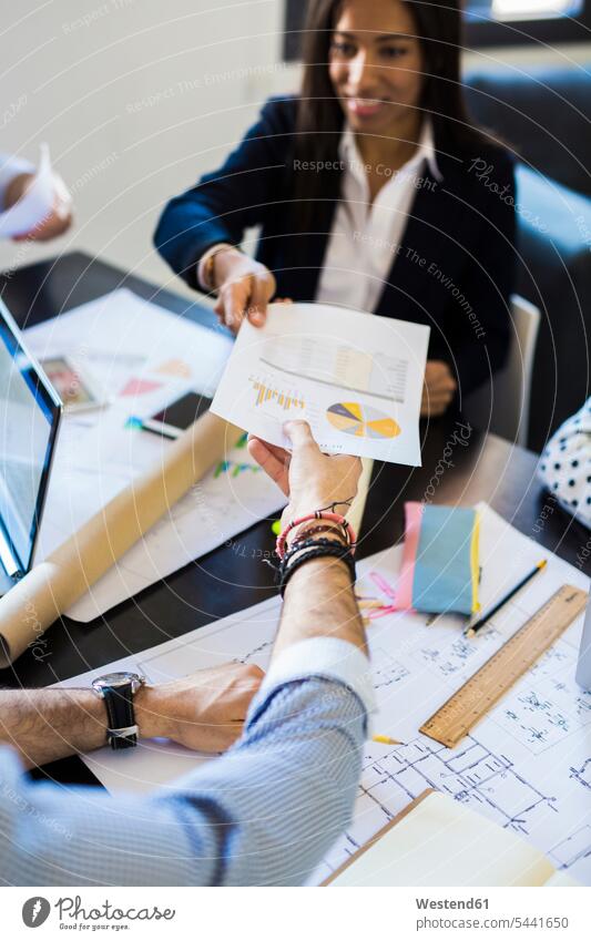 Aushändigung eines Dokuments während einer Sitzung im Amt Büro Office Büros Arbeitsplatz Arbeitsstätte Arbeitstelle arbeiten Kollegen Arbeitskollegen Meeting