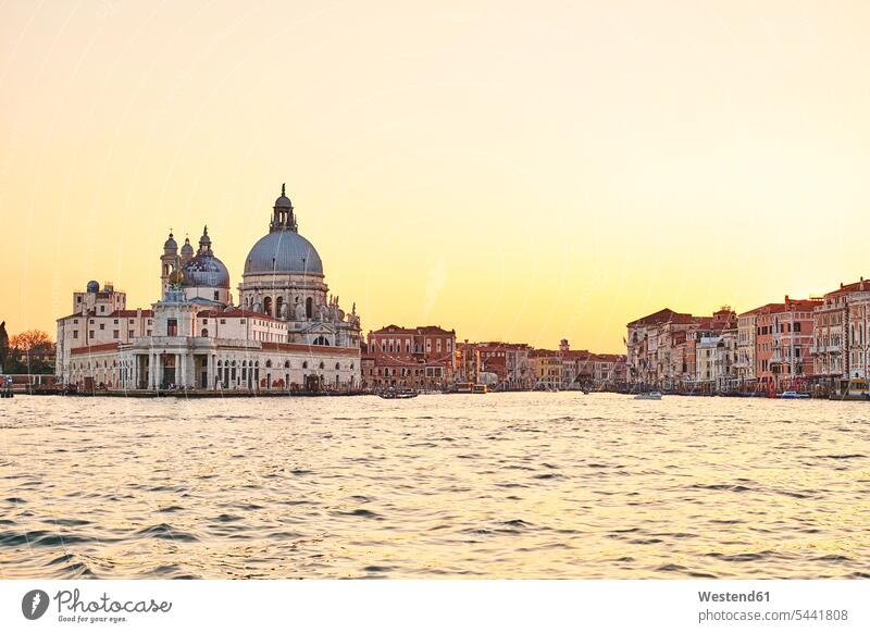 Italien, Venedig, Silhouette von Santa Maria della Salute bei Sonnenaufgang morgens Morgen früh Frühe Goldene Stunde Textfreiraum Kanal Kanaele Kanäle