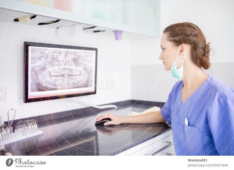 Zahnärztin untersucht Röntgenbild von Zähnen auf dem Bildschirm Roentgenbild Roentgenbilder Röntgenbilder Frau weiblich Frauen Zahnärztinnen Dentistin