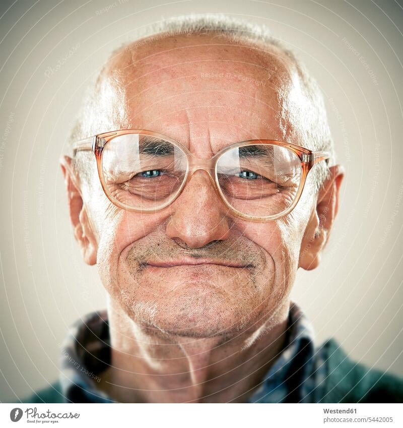 Porträt eines älteren Mannes ungestellt natürlich Brille Brillen lächeln Portrait Porträts Portraits alt alte altes alter Senior ältere Männer älterer Mann