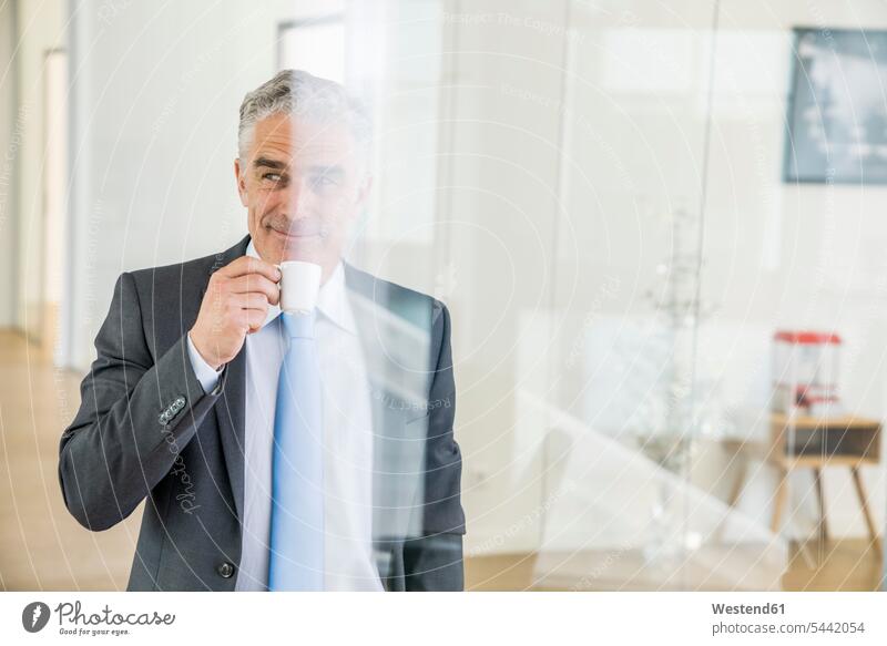 Reifer Geschäftsmann im Amt stehend, Kaffee trinkend Businessmann Businessmänner Geschäftsmänner Erfolg Erfolge erfolgreich Büro Office Büros Pause Pause machen