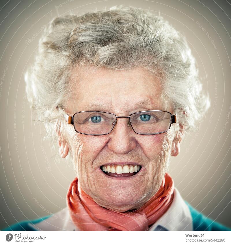 Porträt einer älteren Dame fröhlich Fröhlichkeit Frohsinn Heiterkeit lächeln ungestellt natürlich Brille Brillen lachen Portrait Porträts Portraits alt alte