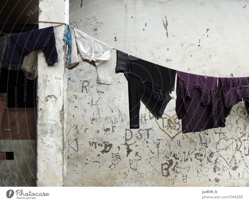 Waschtag... Waschhaus Indien Dorf Hütte Mauer Wand Bekleidung T-Shirt Hose Pullover Stoff Armut dreckig nass Sauberkeit trist grau weiß Reinlichkeit ruhig