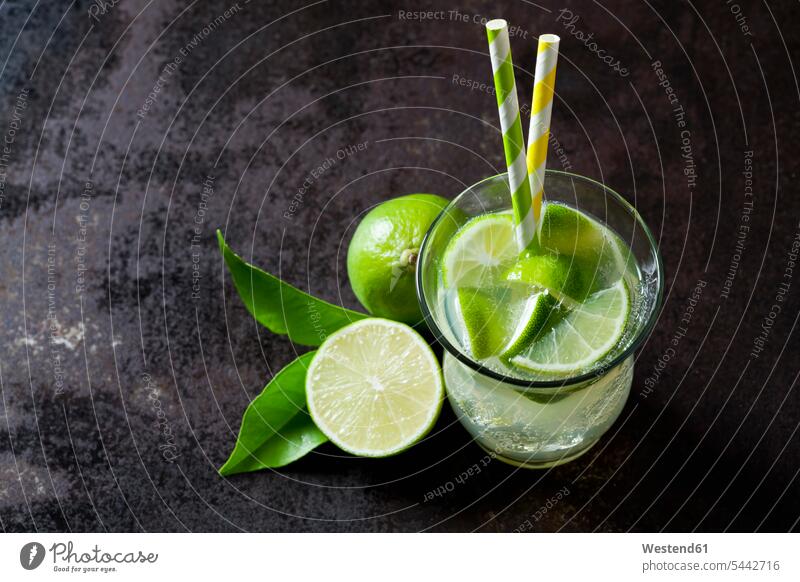 Obstschorle mit Limetten im Glas mit Trinkhalmen Bio Biologische Lebensmittel Bio-Lebensmittel saftig Gesunde Ernährung Ernaehrung Gesunde Ernaehrung Gesundheit