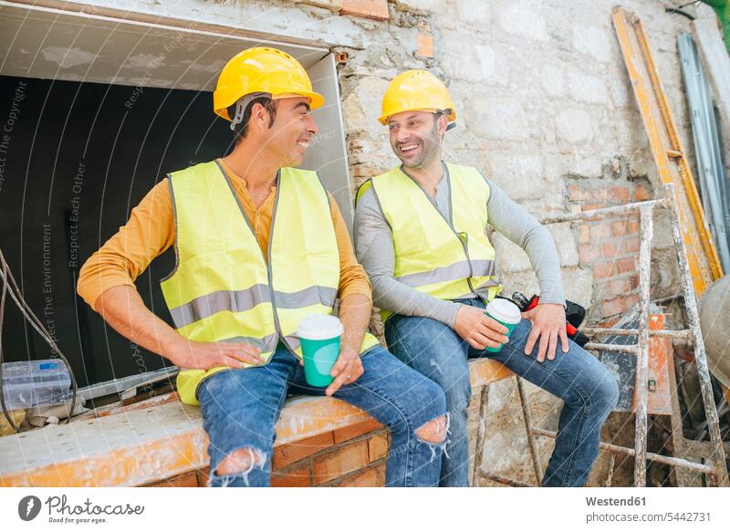 Bauarbeiter bei einer Kaffeepause auf der Baustelle - ein lizenzfreies Stock  Foto von Photocase