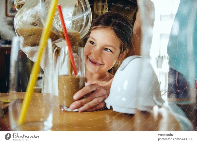 Mädchen gießt mit Hilfe der Mutter Smoothie ins Glas Küche Tochter Töchter Mami Mutti Mütter Mama eingießen schütten einschenken schuetten Smoothies Kind Kinder